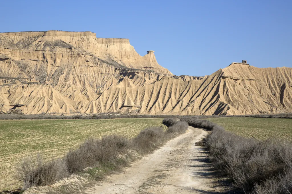 Carretera de acceso a las Bardenas Reales desde Corella, Navarra