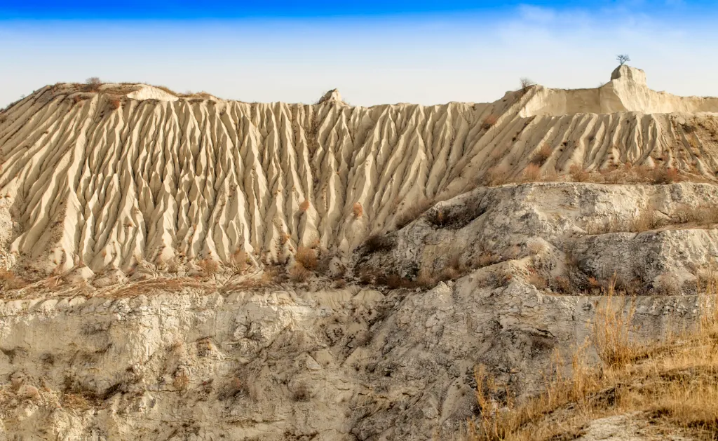 Paisaje desértico de las Bardenas Reales en Navarra con formaciones de arcilla